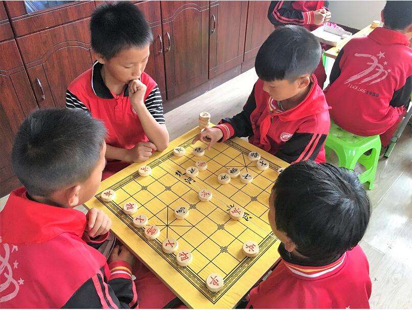 下象棋的少年