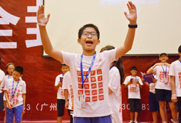 在廣州英語(yǔ)夏令營(yíng)中跟李陽(yáng)老師學(xué)習(xí)英語(yǔ)