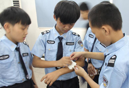 <strong>廣州兒童夏令營開展警務(wù)模擬訓(xùn)練！</strong>