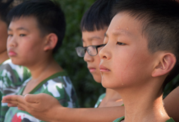  小學(xué)生參加軍事夏令營受得了嗎？