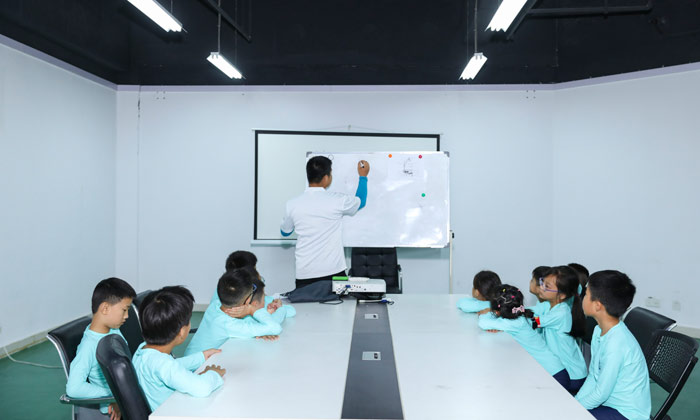 老師在黑板上繪畫(huà)