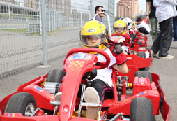 賽車(chē)準(zhǔn)備出發(fā)