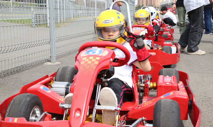 賽車準(zhǔn)備出發(fā)