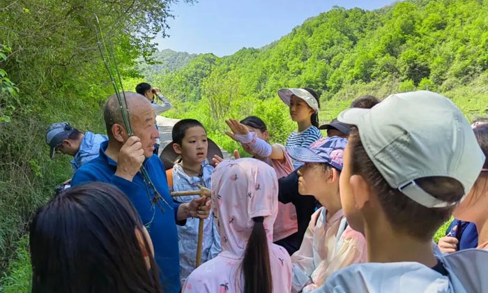 聽(tīng)專家講解植物