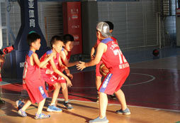 凱里市暑假少兒籃球訓(xùn)練營培養(yǎng)孩子打籃球的興趣！