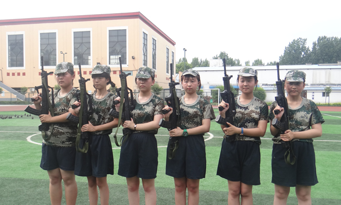 國(guó)內(nèi)女子軍事夏令營(yíng)