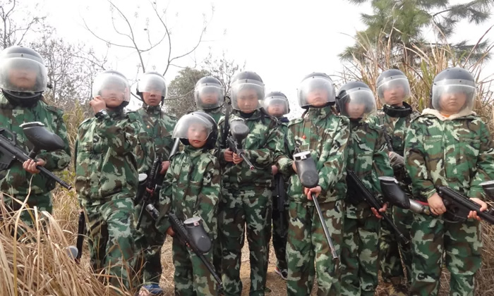 各地暑假特訓(xùn)軍事夏令營(yíng)怎么樣