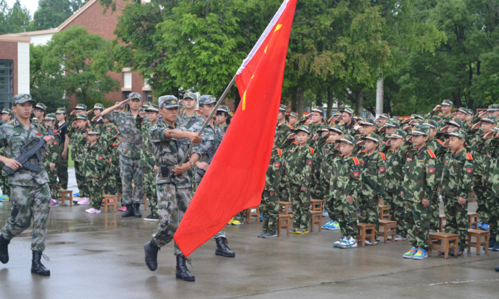 學生參加國內(nèi)軍事夏令營會受傷嗎？.jpg