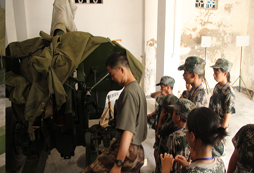 營地老師為學生講解