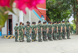 正在進行軍事訓練