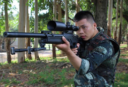 教官在演練射擊！