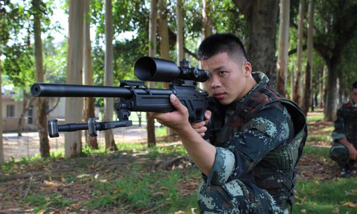 教官在演練射擊！