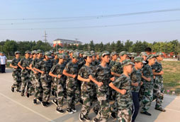 來廣西西點(diǎn)軍事夏令營(yíng)當(dāng)一次真正的軍人！