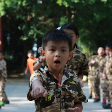 哈爾濱軍事夏令營(yíng)幫孩子改掉不良習(xí)慣