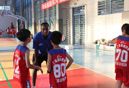 參加海北夏令營活動(dòng)玩轉(zhuǎn)最炫酷的花樣試籃球