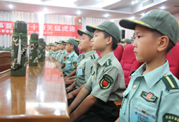 ?？谑罴傧牧顮I軍訓(xùn)活動讓孩子得到哪些鍛煉？