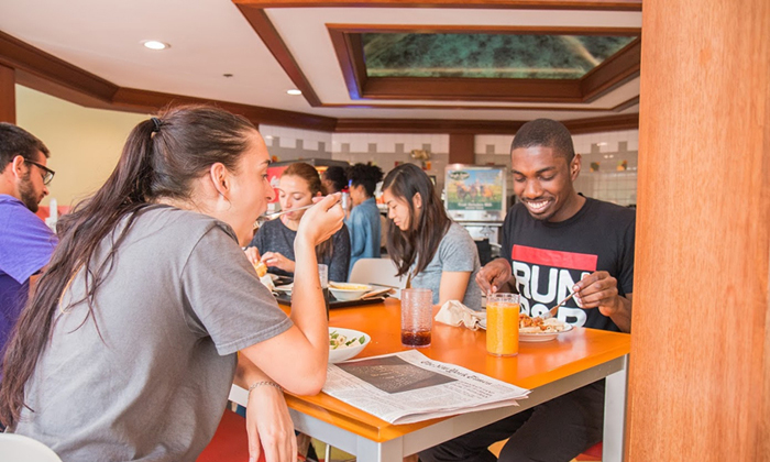 與國外孩子以前共進(jìn)午餐