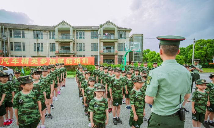 河北承德軍事夏令營磨練孩子軍人的意志