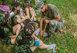 河北遷安軍事夏令營改善青少年行為習(xí)慣