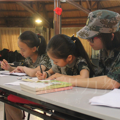 讓孩子參加合肥軍訓(xùn)夏令營體驗軍隊的火熱氛圍