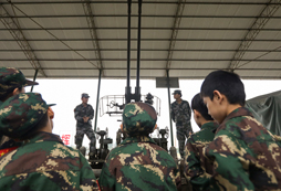 參加黑龍江中學(xué)生夏令營(yíng)感受軍人意志!