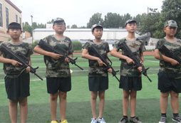 河南軍訓營讓小學生們挑戰(zhàn)自我