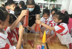 參加河南科技夏令營(yíng)探索自然科學(xué)奧秘！