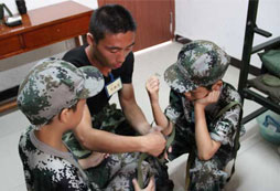 孩子吃飯玩手機(jī)在河源軍事夏令營可以改變嗎？