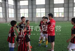認(rèn)真聽教官給我們講解