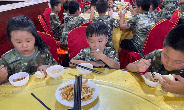 吃飯不閑聊，紀(jì)律嚴(yán)明