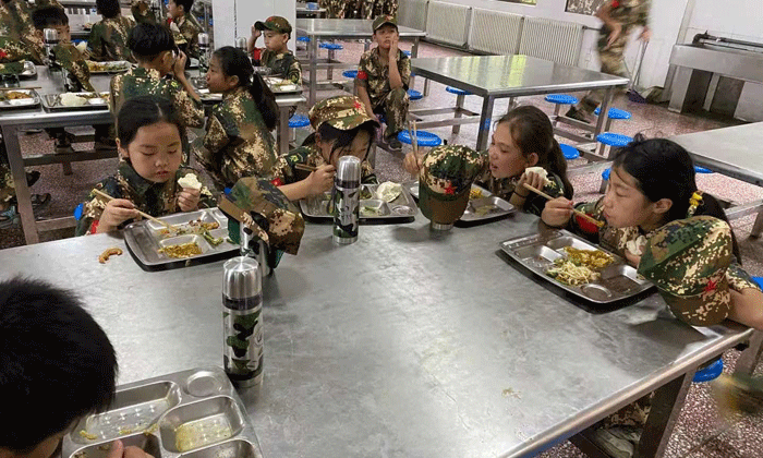 學員們吃的津津有味