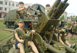 我們與軍事設(shè)備的親密合影