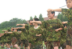 河南軍事夏令營(yíng)培養(yǎng)孩子的軍人品質(zhì)