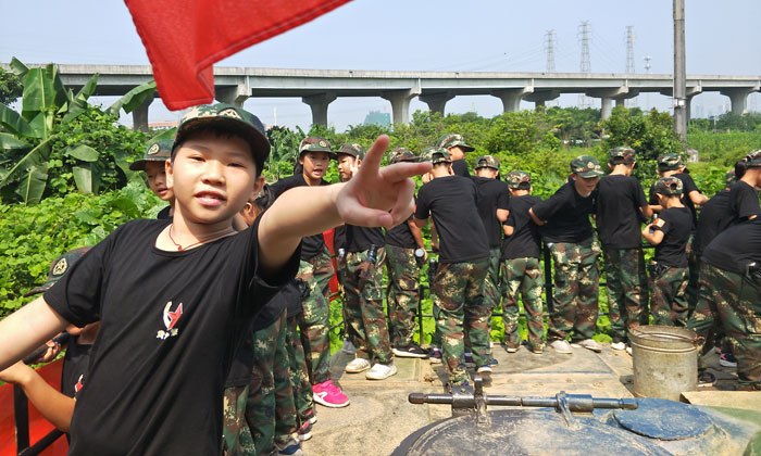 剪刀手是孩子們喜歡拍照的一個(gè)姿勢(shì)