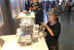 孩子對機器滿臉好奇