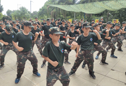 陽光下?lián)]灑汗水