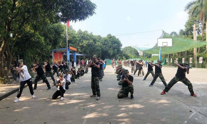 舉槍的孩子們好颯