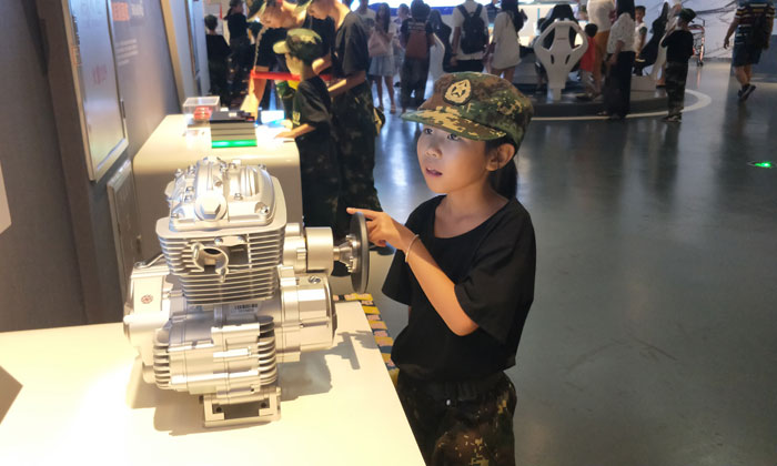 孩子對機器滿臉好奇