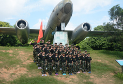 飛機(jī)下的敬禮