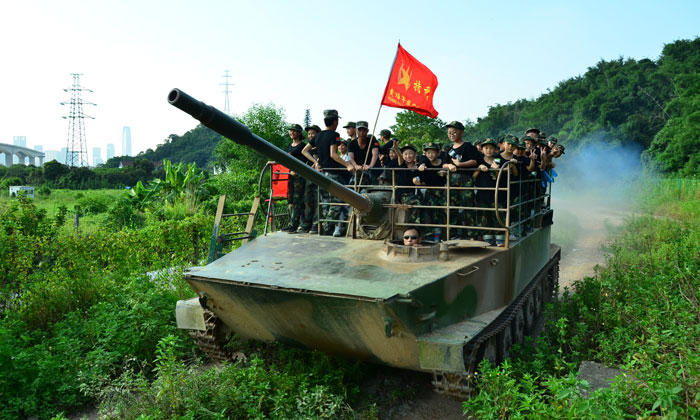 營員們開著坦克
