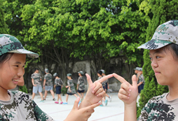 黃埔青少年軍事夏令營(yíng)認(rèn)為自信心應(yīng)從小培養(yǎng)