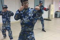 參加黃埔軍旅少年夏令營(yíng)使孩子受益匪淺