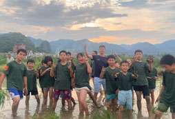 孩子們在體會農(nóng)民伯伯的汗水