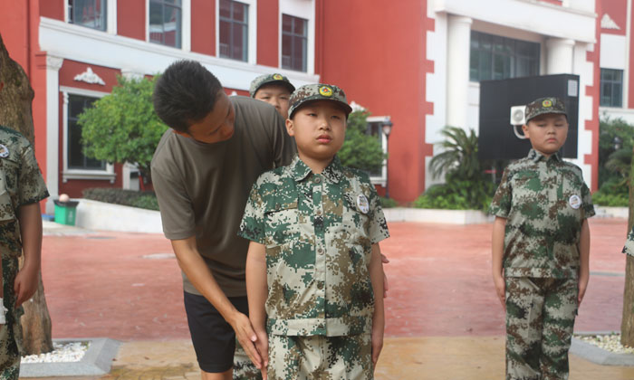 教官指導(dǎo)站姿