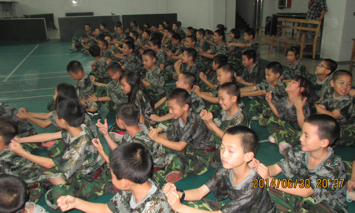 接受濃重的軍營(yíng)熏染