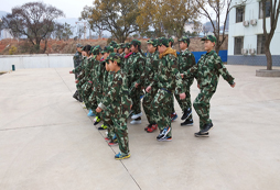 體驗(yàn)濃重的軍營(yíng)熏染