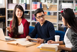 參加環(huán)球雅思游學(xué)走進機器人科技世界