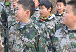 參加上海軍事夏令營變身為一名少年先鋒官