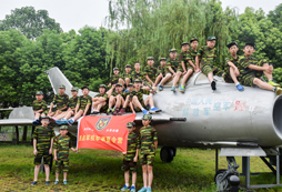 參加上海暑期軍事夏令營灌輸軍人精神