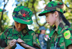 參加華南軍事夏令營增強(qiáng)孩子體質(zhì)，磨練孩子意志